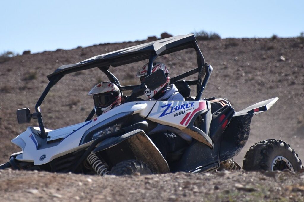 Buggy CF Moto Z-Force 1000 avec deux passagers sur une piste du désert d'Agafay